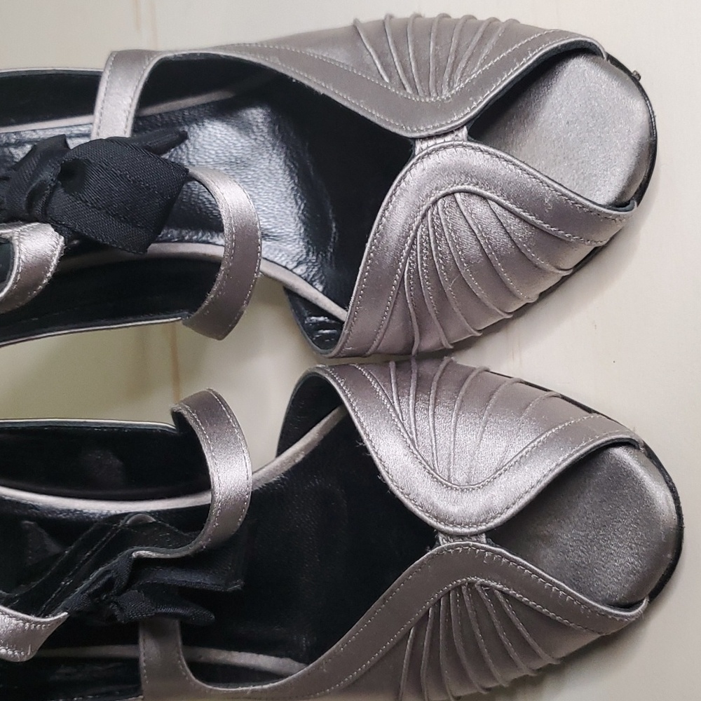 Gucci | Silver Satin Ruched Peep-toe Stiletto Pumps with Bow Accent 37B - Picture 5 of 10